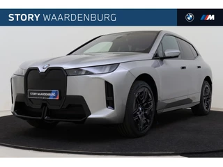 BMW iX xDrive45 M Sport / Panoramadak Sky Lounge / Trekhaak / M Multifunctionele Stoelen / Parking Assistant Professional / Comfort Access