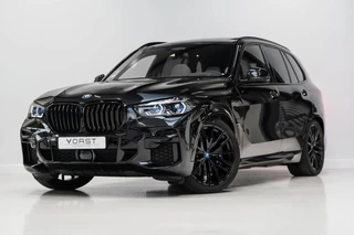 Hoofdafbeelding BMW X5 BMW X5 xDrive45e Laser M Pakket Pano HUD Luchtvering B&W