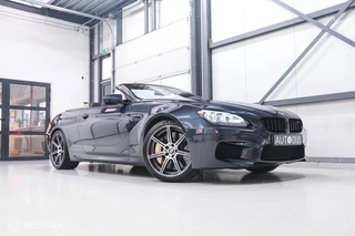 Hoofdafbeelding BMW M6 BMW 6-serie Cabrio M6 Competition Package 575 pk | Keramisch | B&O | M Drivers Pack | NL auto NAP | Singapur Grau | Softclose | HUD | 360 cam |