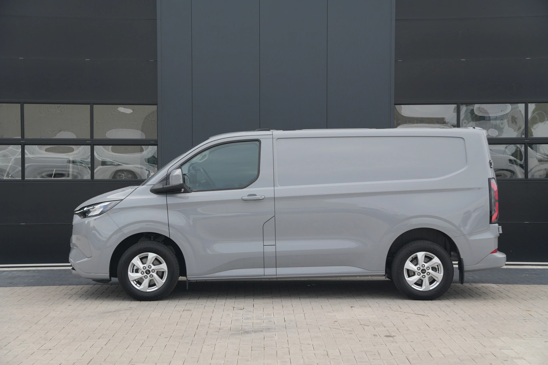 Hoofdafbeelding Ford E-Transit Custom