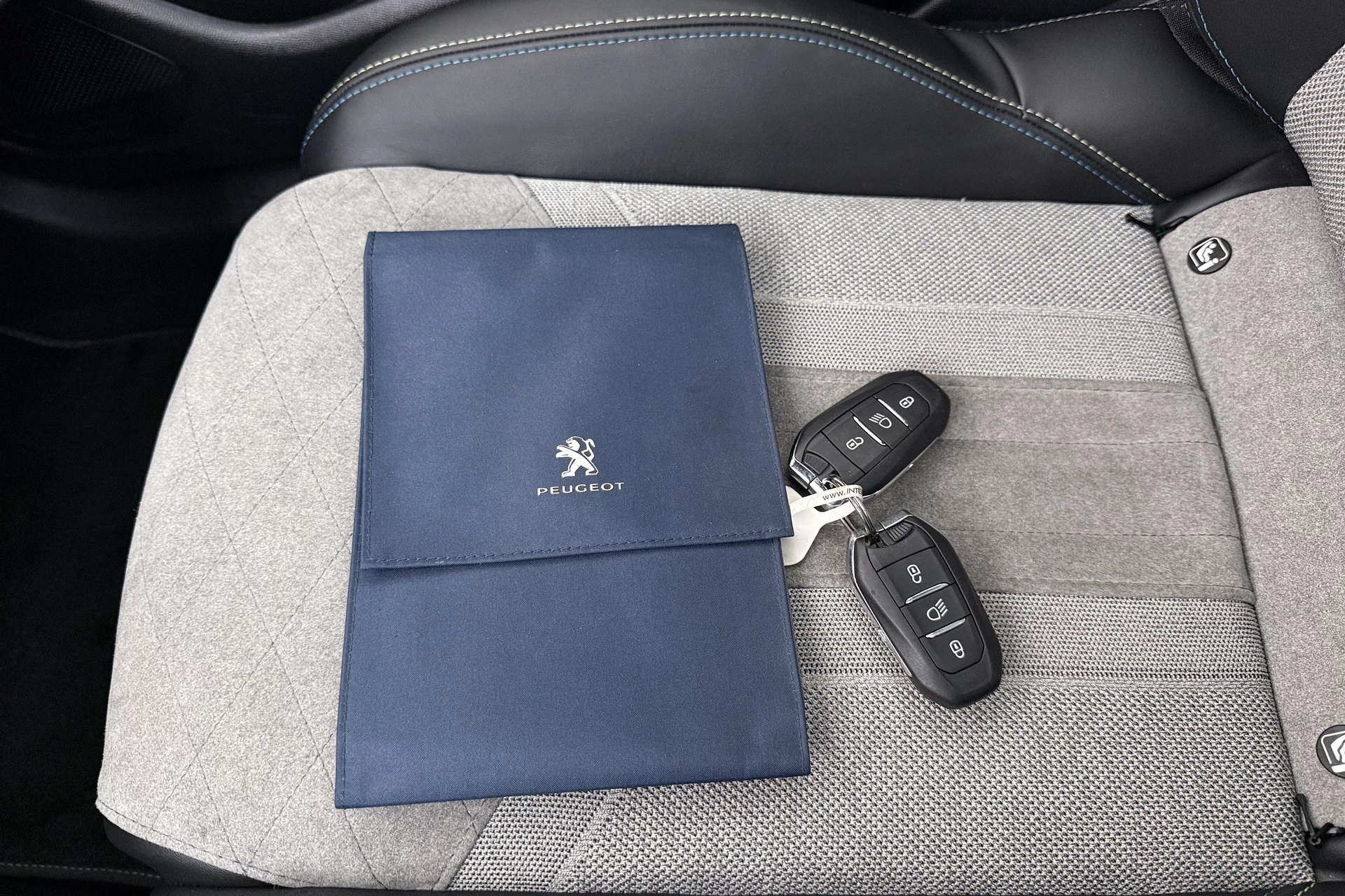 Hoofdafbeelding Peugeot e-208