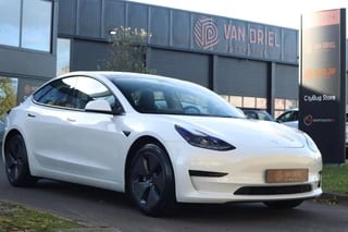 Tesla Model 3 Standard RWD Plus | Pearl White Multi-Coat |