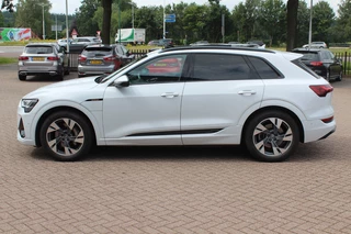 Hoofdafbeelding Audi e-tron Audi e-tron e-tron 50 quattro Launch edition Black 71 kWh / Panoramadak / Camera / 20'' / Luchtvering / ACC / CarPlay / Navigatie / Stoelverwarming