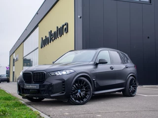 BMW X5 xDrive50e l Trekhaak l M-sport l Schuif-/kantel pano l Adaptive LED l 360 Camera l Harman Kardon l Head-Up l 22" l Matt wrap