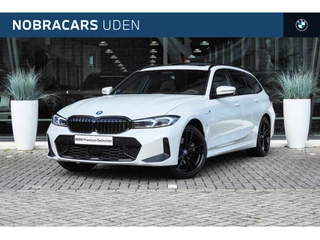Hoofdafbeelding BMW 3 Serie BMW 3 Serie Touring 330e xDrive High Executive M Sport Automaat / Panoramadak / Trekhaak / M Sportstoelen / Stoelverwarming / Adaptieve LED / Harman Kardon / Live Cockpit Professional / Parking Assistant