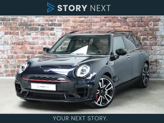 MINI Clubman John Cooper Works ALL4 Chili Automaat / Trekhaak / Panoramadak / Harman Kardon / Elektrisch Verstelbare Stoelen / Achteruitrijcamera / Leder / Head-Up Display / Comfort Access / Stoelverwarming / Driver Assistance Pack / Climate Control / 19 Inch