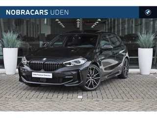 Hoofdafbeelding BMW 1 Serie BMW 1 Serie 118i M Sport Automaat / Panoramadak / Sportstoelen / LED / M Sportonderstel / Parking Assistant / Live Cockpit Professional / Extra getint glas achter