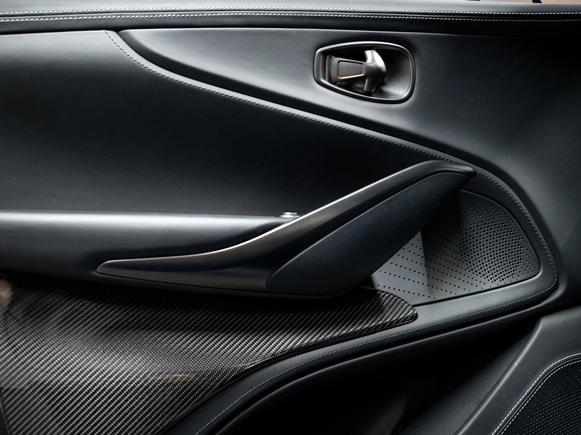 Hoofdafbeelding Aston Martin DBX