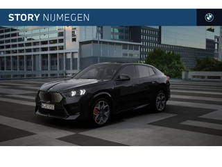 Hoofdafbeelding BMW iX2 BMW iX2 eDrive20 M Sport / Panoramadak / Achteruitrijcamera / Sportstoelen / Adaptieve LED / M Adaptief onderstel / Comfort Access / Stuurverwarming