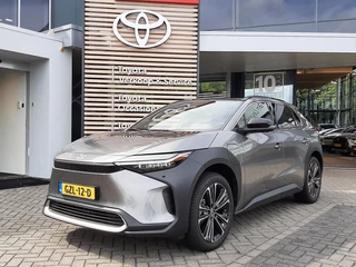 Toyota bZ4X PREMIUM 71 KWH Toyota bZ4X Premium 71 kWh NIEUW VOORRAADVOORDEEL VAN €56.450 VOOR €49.400! 3-FASE LEDER PANODAK STOELVERW/KOELING STUURVERW NAVI 360-CAMERA APPLE/ANDROID AD-CRUISE CLIMA WARMTEPOMP