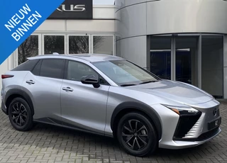 Hoofdafbeelding Lexus RZ Lexus RZ 350e Luxury Line 77 kWh NIEUW DIRECT LEVERBAAR STOELVERW EL-ACHTERKLEP EL-STOELEN INFRAROOD-VERW STUURVERW 360-CAMERA