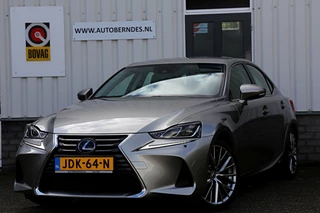 Lexus IS 300h Hybrid*Perfect Lexus Onderh.1ste Eig*Afn. Trekhaak/Half Leder/Stoelverw./Stuurverw./LED/DAB/Keyless Entry+Go/Camera/Parkeersens.V+A/18 inch LM*
