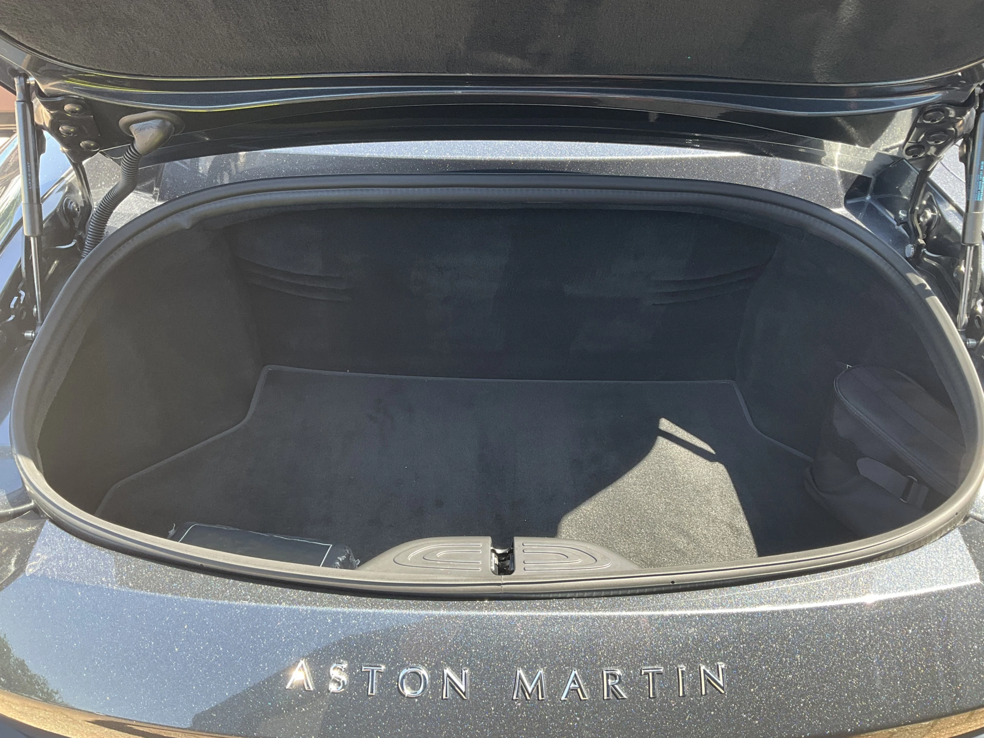 Hoofdafbeelding Aston Martin V8 Vantage