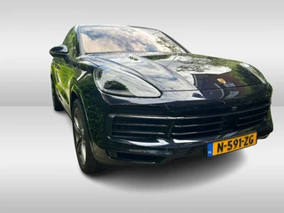 Porsche Cayenne Coupé 3.0 E-Hybrid / Trekhaak / Panoramadak / 360Camera / Achterasbesturing / Luchtvering / Sportchrono / 21'' / Leder / CarPlay / Stoelverwarming / Dodehoek / DAB / Cruise Control Adaptief