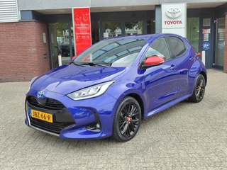 Hoofdafbeelding Toyota Yaris Toyota Yaris 1.5 Hybrid EXECUTIVE HEAD-UP STOELVERW JBL-AUDIO 17'' LM-VELGEN PARK-SENSOREN CAMERA NAVI APPLE/ANDROID CLIMA