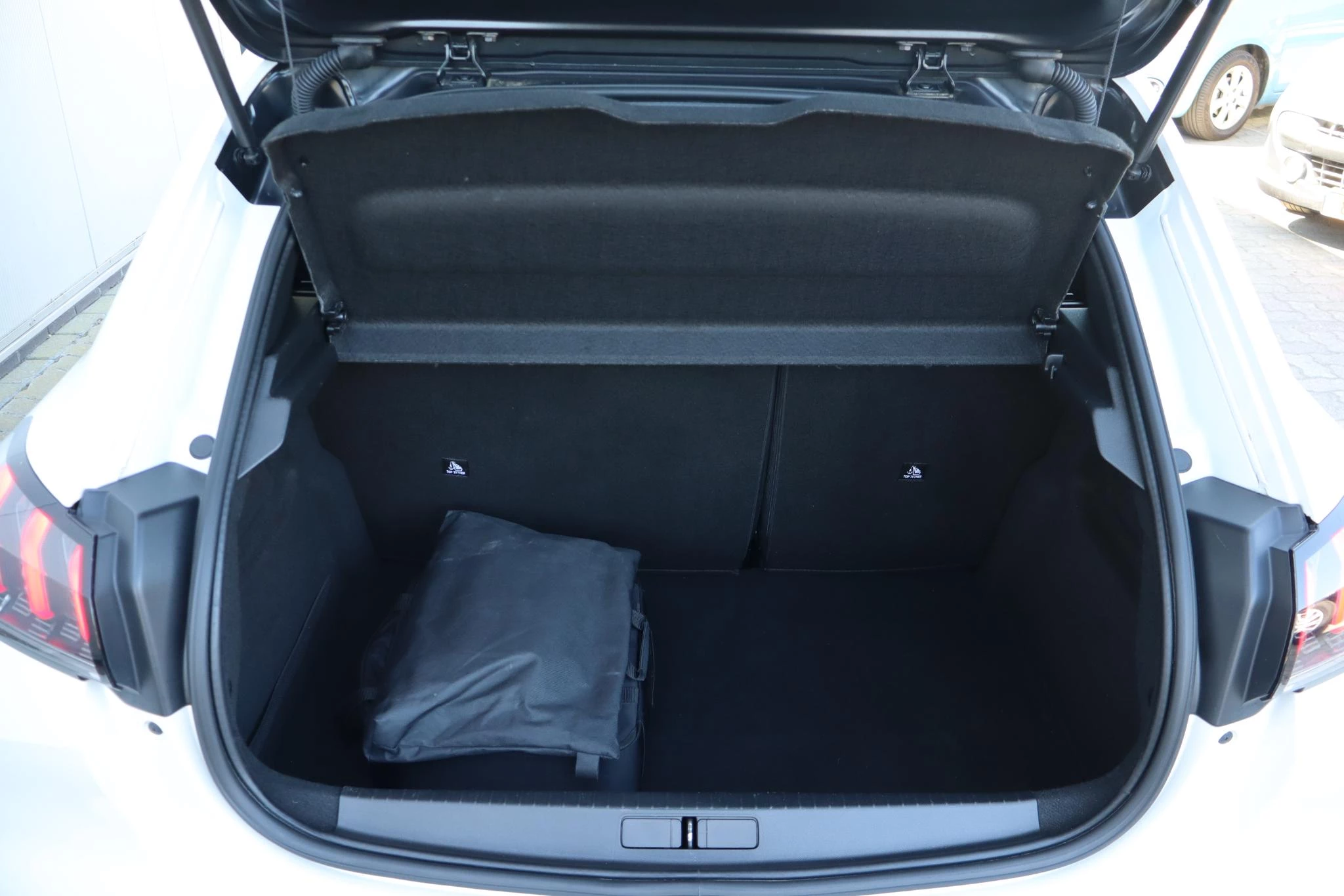 Hoofdafbeelding Peugeot e-208