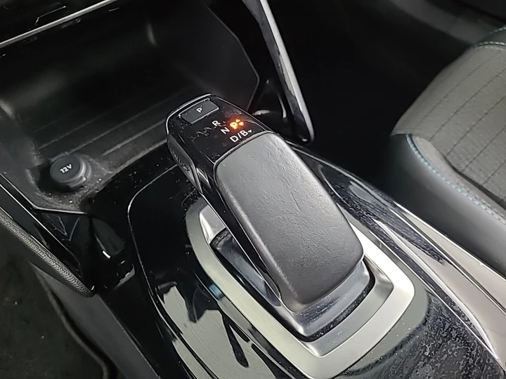 Hoofdafbeelding Peugeot e-2008