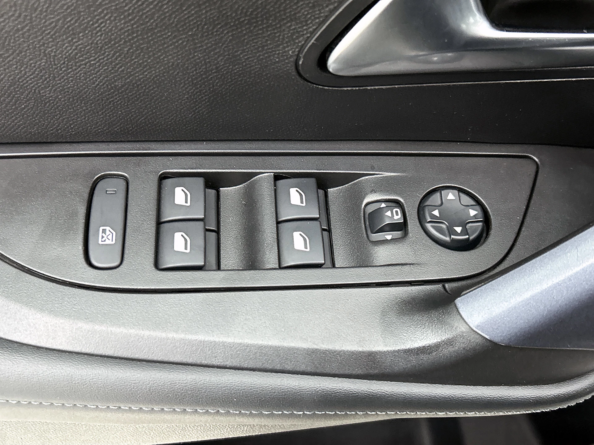 Hoofdafbeelding Peugeot e-2008