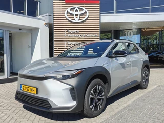 Hoofdafbeelding Toyota bZ4X Toyota bZ4X 71 kWh 3-FASE 150 kW-LADEN NAVI KEYLESS APPLE/ANDROID AD-CRUISE  CLIMA 18''LICHTMETAAL CAMERA DAB+ WARMTEPOMP