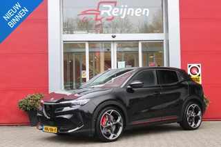 Alfa Romeo Junior Elettrica VELOCE 280PK 54 kWh | SPORT PACK (SABELT SPORTSTOELEN ELEKTRISCH BEDIENBAAR OP DE BESTUURDERSSTOEL/STOEL VERWARMING/ALUMINIUM INSTAPLIJSTEN EN PEDALEN/PERFROMANCE STUURWIEL MET ALCANTARA/PERFORMANCE BODYKIT "PROGRESSO"/AMBIENT LIGHT/GETINTE ACHETRRUITEN | TECHNO PACK (LED MATRIX KOPLAMPEN/AUTOMATISCH DIMMENDE BINNENSPIEGEL/DRAADLOZE TELEFOONLADER/DODEHOEK DETECTIE/NAVIGATIE/ELEKTRISCH BEDIENBARE ACHTERKLEP/KEYLESS ENTRY/KEYLESS START/ADAPTIVE CRUISE CONTROL/ACHTERUITRIJ CAMERA) | DRAADLOZE APPLE CARPLAY/ANDROID AUTO | 20" LICHTMETALEN VELGEN "VENTI" | RODE REMKLAUWEN | DC SNELLADER | "TORSEN" SPERDIFFERENTIEEL | GROTERE REMSCHIJVEN VOOR |