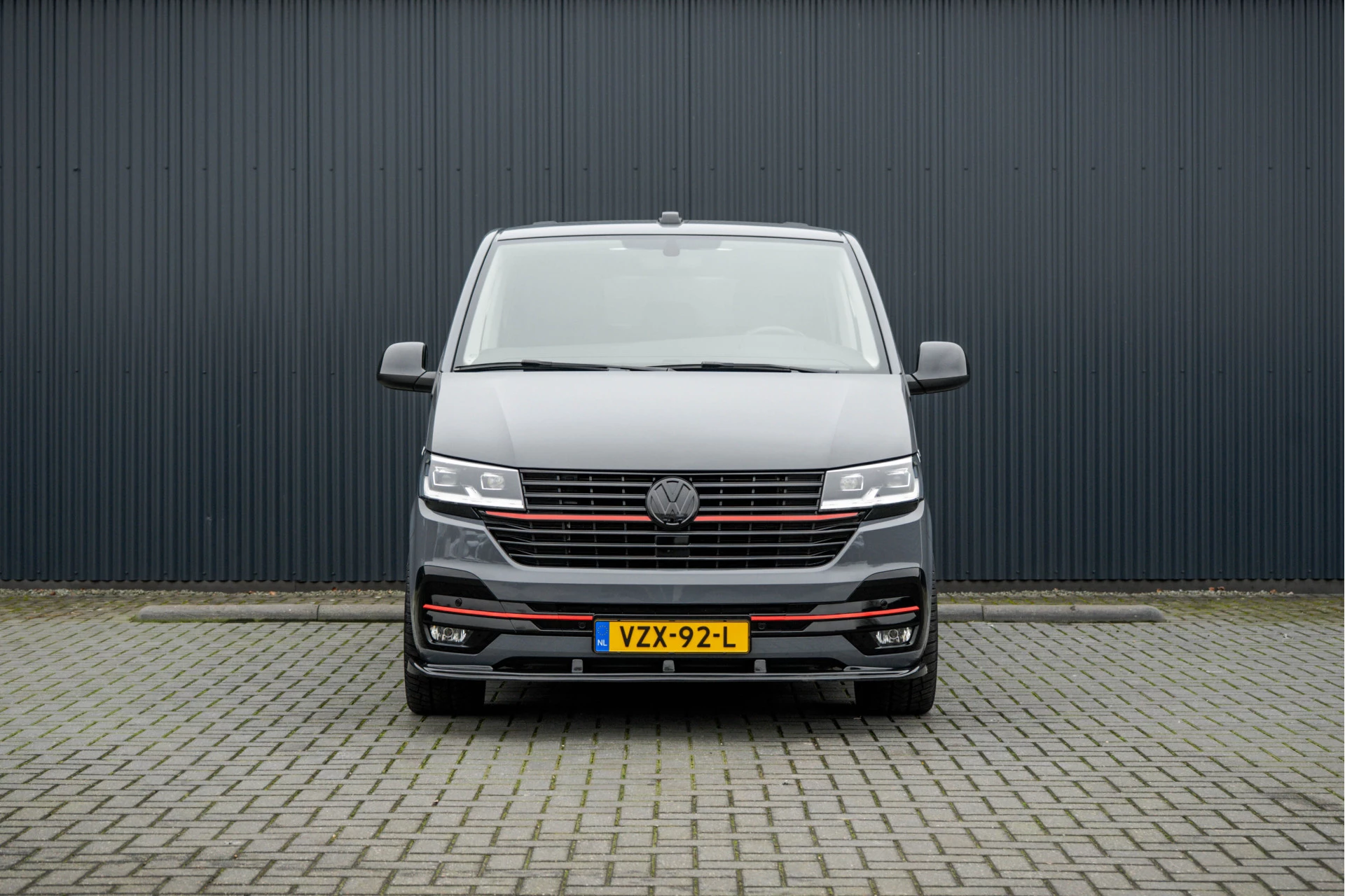 Hoofdafbeelding Volkswagen Carravelle | Automaat | Led | Camera | Carplay | Navi | Zijschuifdeur R+L | Adapt.Cruise | Trekhaak