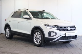 Hoofdafbeelding Volkswagen T-Roc Volkswagen T-Roc 1.5 TSI (110kW/150 pk) DSG-7 AUT. ** LED, VIRTUAL, LANE ASS, TREKH, 17-inch LMV, PRIVACY ** 1e EIG - UNFALLFREI ** ** INFORMEER OOK NAAR ONZE AANTREKKELIJKE FINANCIAL-LEASE TARIEVEN **