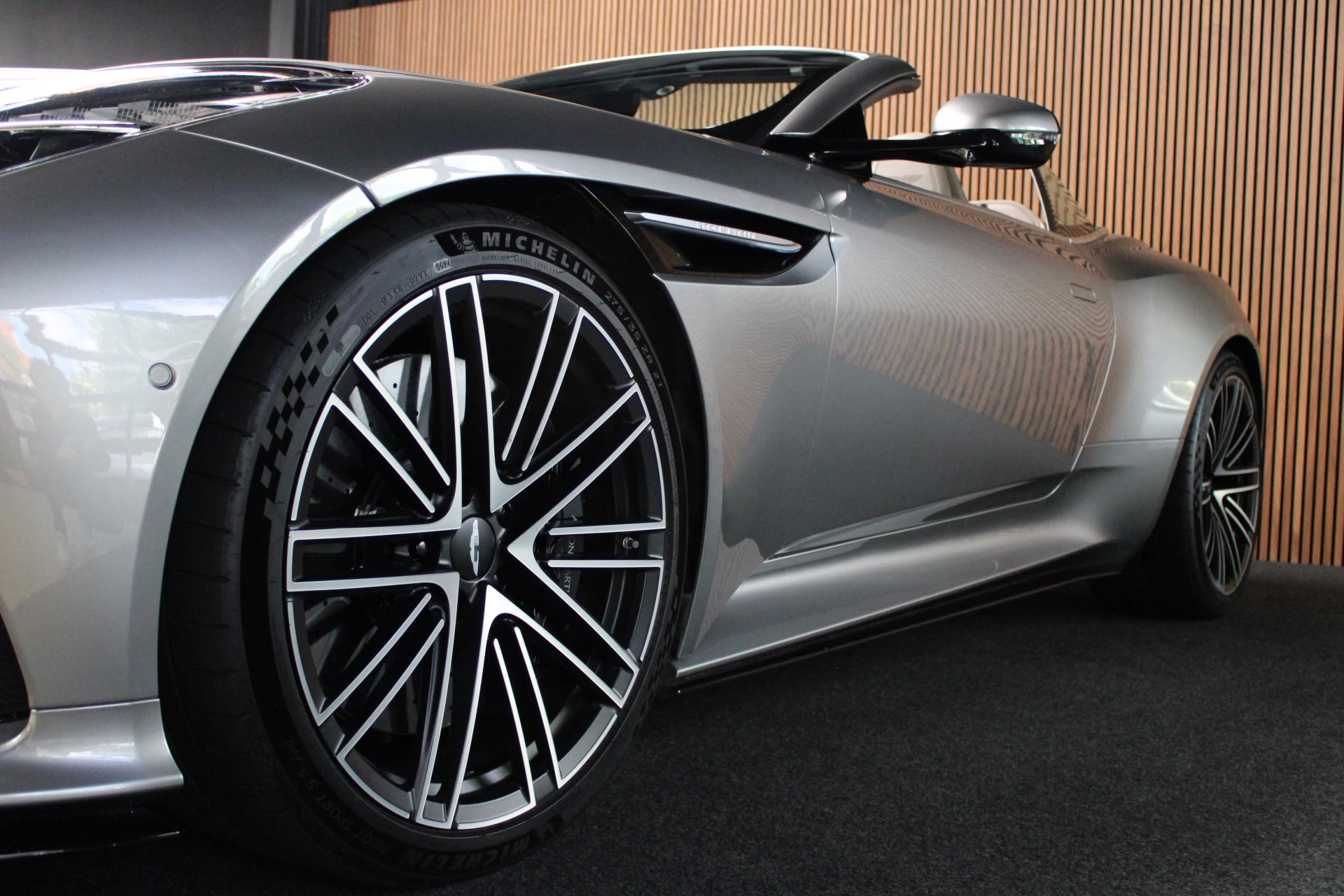 Hoofdafbeelding Aston Martin V8 Volante