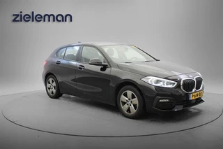 Hoofdafbeelding BMW 1 Serie BMW 1 Serie 118d Business Edition Automaat - Digitaal Cockpit, Carplay, Navi, Cruise, Trekhaak afn.