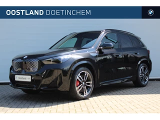 BMW iX1 eDrive20 M Sport / Trekhaak / Sportstoelen / M Adaptief onderstel / Achteruitrijcamera / Adaptieve LED / Stuurverwarming