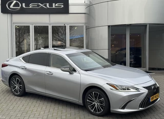 Hoofdafbeelding Lexus ES Lexus ES 300h Business Line NWE MODEL BLIND SPOT STUURVERW STOELVERW SCHUIF/KANTELDAK PARK-SENSOREN APPLE CARPLAY/ ANDROID AUTO
