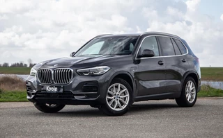 Hoofdafbeelding BMW X5 BMW X5 xDrive45e High Executive CARPLAY / CAMERA / DEALER ONDERHOUDEN / BRUIN LEER / STOELVERWARMING