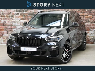 BMW X5 xDrive45e High Executive M Sport Pakket Automaat / Panoramadak Sky Lounge / Comfortstoelen / Active Steering / Luchtvering / Head-Up Display / 22 Inch / Stoelventilatie / Harman Kardon / Driving Assistant Professional / Live Cockpit Professional / M Sportremsysteem / Individual Dashboard / Surround View / Laserlight  / Individual Leder Merino