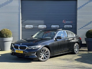 BMW 3-serie 320i High Executive | Panoramadak | Camera | Lederen Bekleding | Stoelverwarming | Sportstoelen |