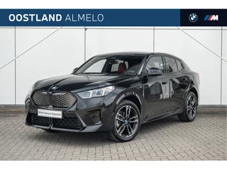 Hoofdafbeelding BMW iX2 BMW iX2 eDrive20 M Sport / Sportstoelen / Achteruitrijcamera / M Adaptief onderstel / Stoelverwarming