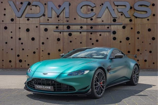 Hoofdafbeelding Aston Martin V8 Vantage Aston Martin V8 Vantage 4.0 F1 Edition | Carbon | Aerokit | 360 | Elec.Seat | Incl. Orig. Winterset |