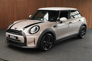 MINI Cooper Mini 1.5 Navi Leer Camera PDC Carplay Keyless Go & Entry LM velgen Zwarte binnenhemel Stoelverwarming Sportstoelen LED BTW auto!