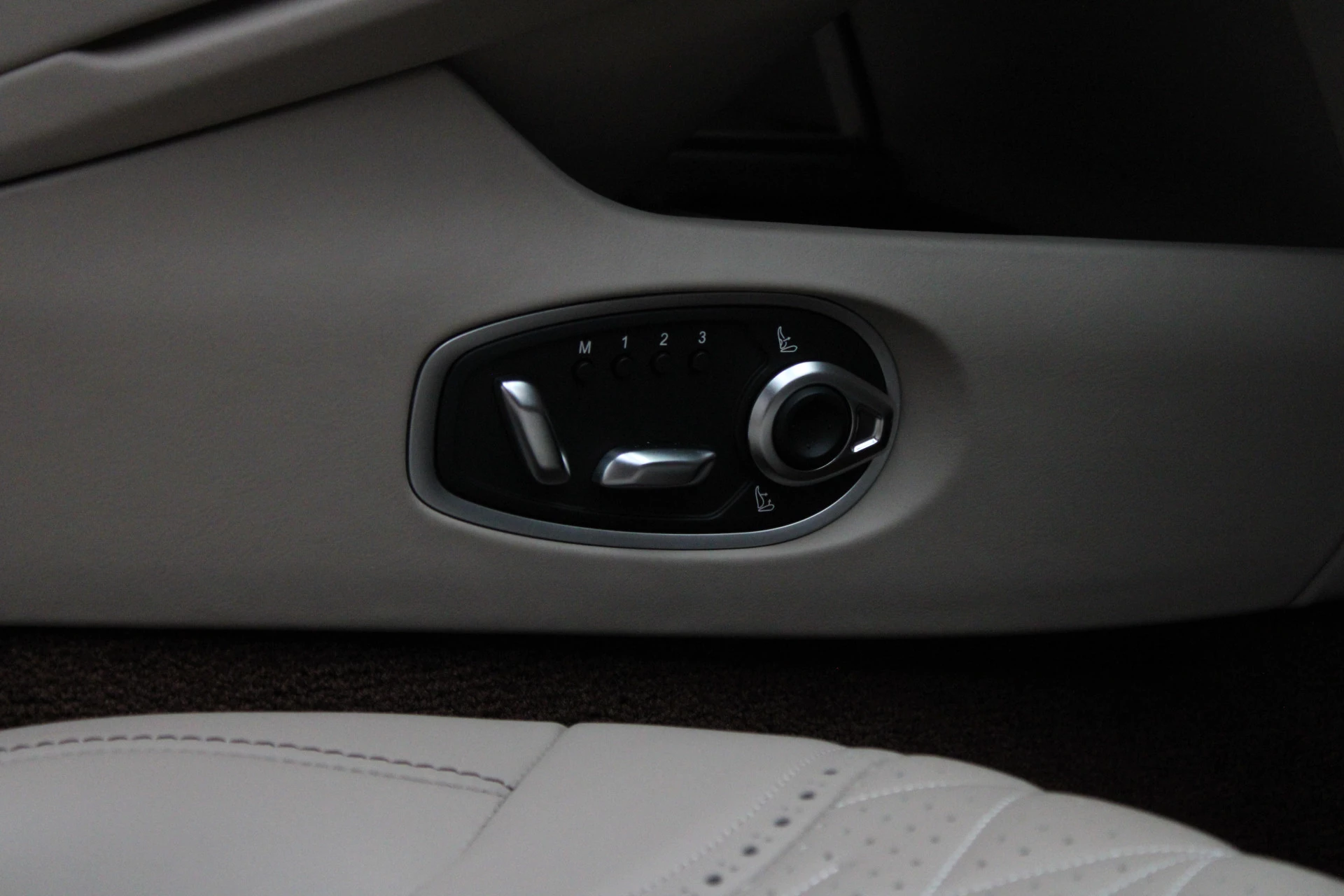 Hoofdafbeelding Aston Martin V8 Volante