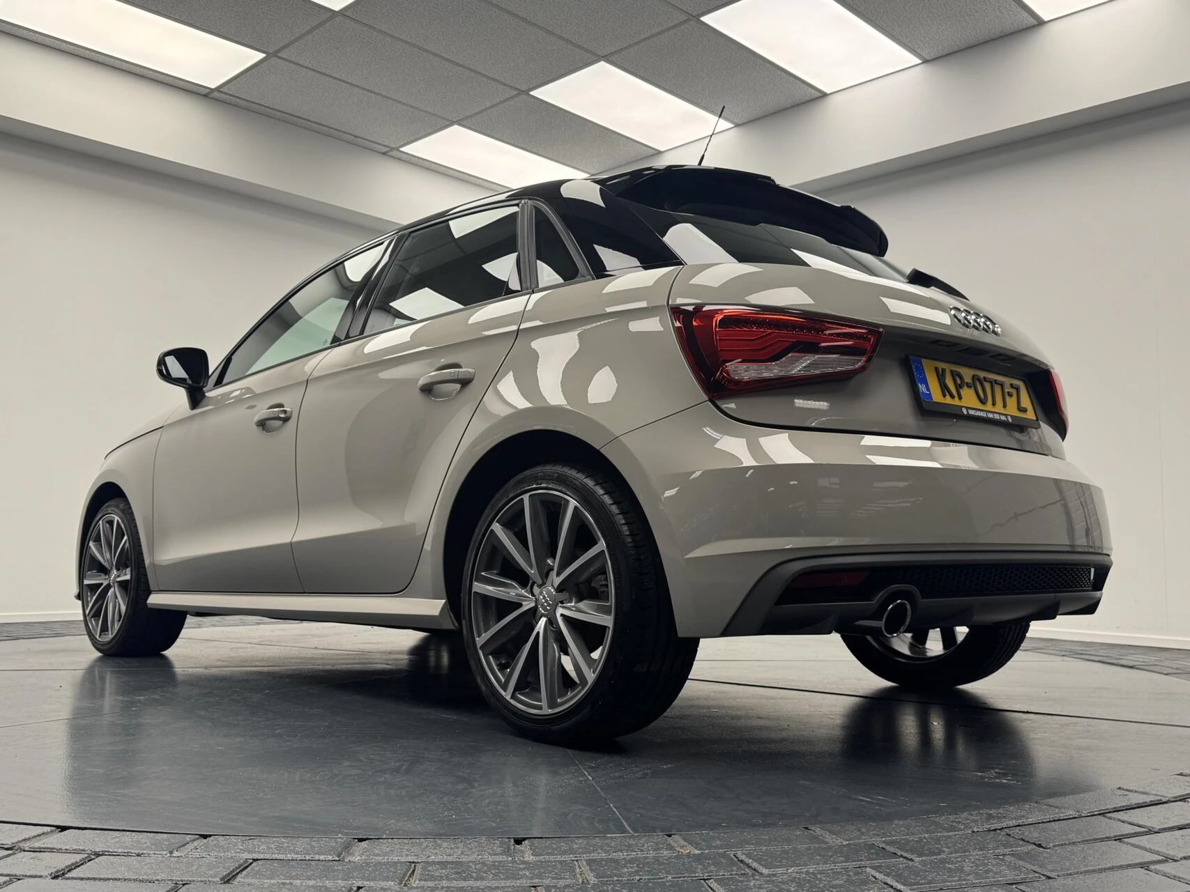 Hoofdafbeelding Audi 1.0 TFSi S-Line Airco-Navigatie-Cr.contr-Lm17''velgen