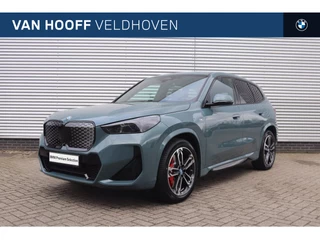 BMW iX1 eDrive20 High Executive M Sport / Panoramadak / Trekhaak / Adaptieve LED / Comfort Access / Parking Assistant Plus / Head-Up / M Adaptief onderstel