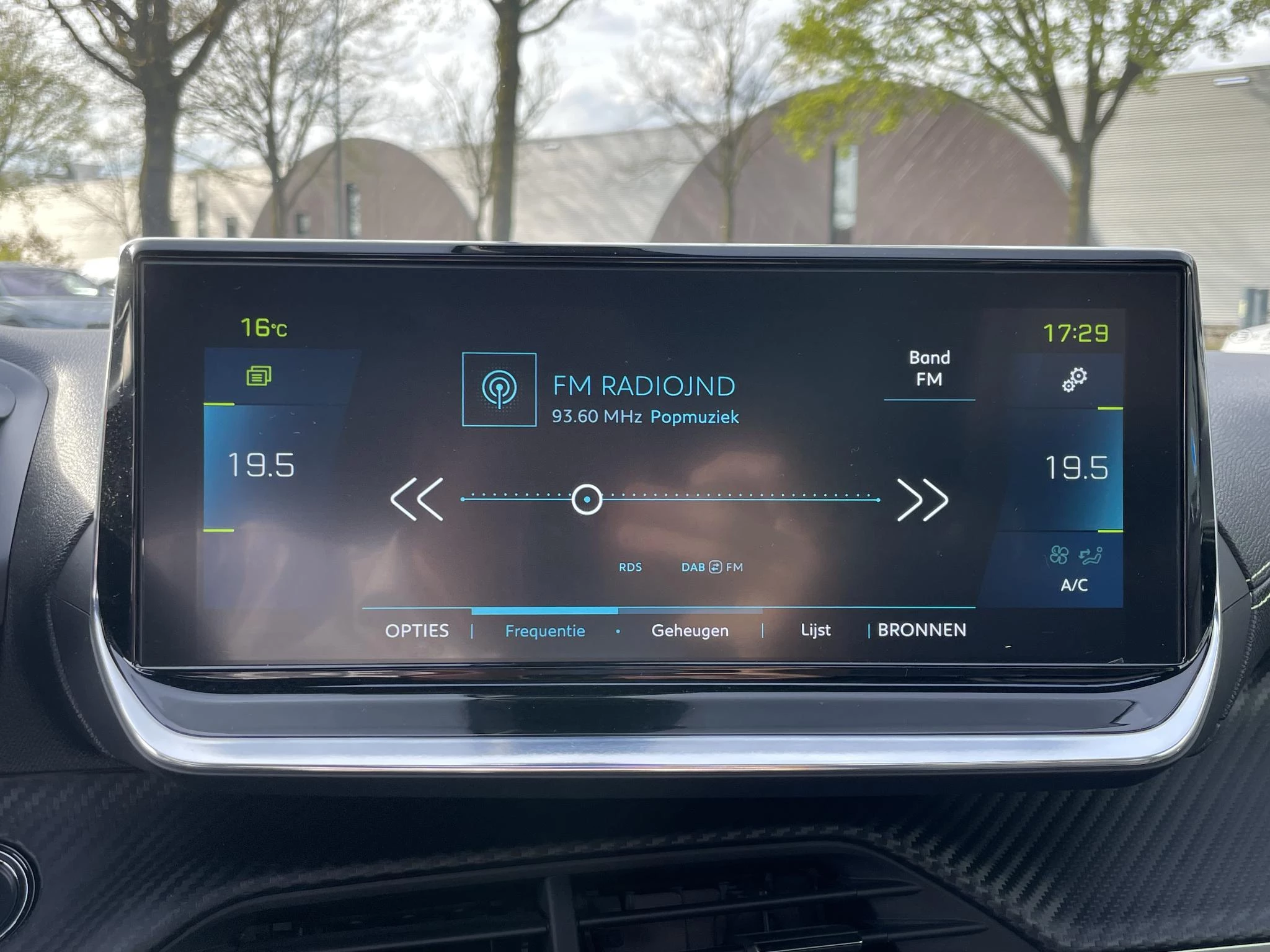 Hoofdafbeelding Peugeot e-2008