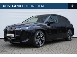 BMW iX xDrive60 M Sport / Panoramadak Sky Lounge / Trekhaak / Bowers & Wilkins / M Multifunctionele Stoelen / Parking Assistant Professional / Soft-Close