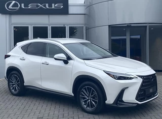 Hoofdafbeelding Lexus NX Lexus NX 450h+ AWD Luxury Line TREKHAAK STOELVERW STUURVERW GROOTSCHERM EL-ACHTERKLEP APPLE/ANDROID