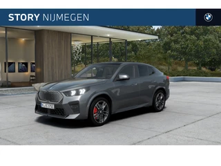 Hoofdafbeelding BMW iX2 BMW iX2 eDrive20 67 kWh M Sport Edition / Panoramadak / Trekhaak / Sportstoelen / Stoelverwarming / Parking Assistant Plus / Live Cockpit Professional / Head-Up