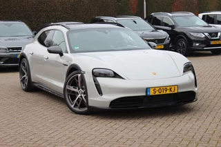 Hoofdafbeelding Porsche Taycan Porsche Taycan Cross Turismo 4 93 kWh 30.644 km! / SoH 94,1% / NL Auto! / NIEUWSTAAT! / Panoramadak / 360Camera / Passenger Display / Achterasbesturing / Matrix LED / 21'' / Adaptieve Stoelen / Luchtvering / Stoelventilatie / Dodehoek / Stu