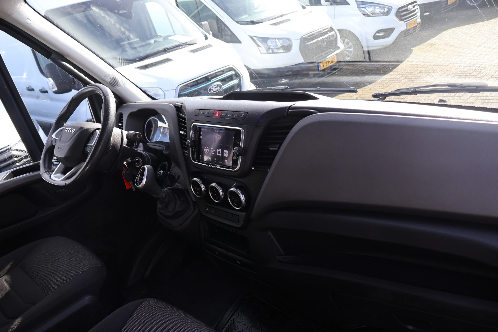 Hoofdafbeelding Iveco 35S18 L2 H2 Automaat Airco Navigatie 3.5T Trekhaak