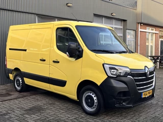 Hoofdafbeelding Renault Master Renault Master T28 2.3 dCi 135 L1H1 Airco Cruise controle Trekhaak 2500kg trekgewicht Achteruitrijcamera Schuifdeur 3-Persoons Euro 6 Navigatiesysteem Telefoonverbinding 1e eigenaar