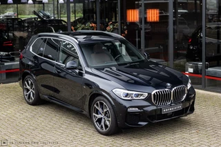 Hoofdafbeelding BMW X5 BMW X5 xDrive45e M-Sport | Skylounge | Volleder Merino | BTW