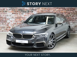 BMW 5 Serie Sedan M550i xDrive High Executive M Sport Pakket Automaat / Night Vision / Trekhaak / Schuif-/kanteldak / Bowers & Wilkins / Head-Up Display / Stoelventilatie / Soft Close / Driving Assistant Plus / Massage Stoelen / Comfort Access / Stoelverwarming Achter / Surround View / Nappa Leder / 21 Inch