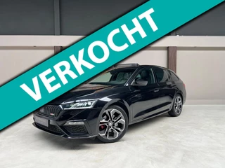 Hoofdafbeelding Škoda Octavia Skoda OCTAVIA RS MASSAGE / RS KUIPSTOELEN / HUD / 19INCH / ELEC. TREKHAAK / KEYLESS GO & ENTRY / MEMORY / PANO /DEALER ONDERHOUDEN