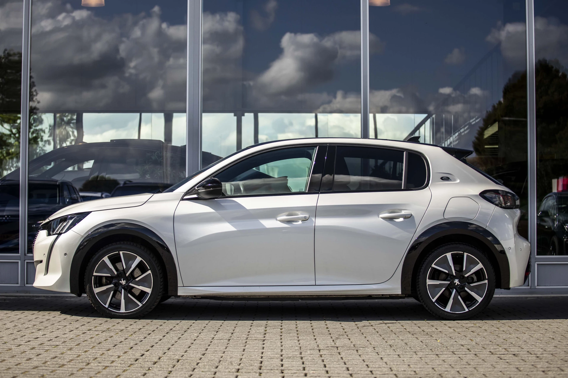 Hoofdafbeelding Peugeot e-208